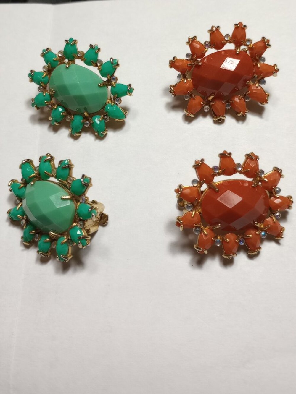 2 PAIR CLIP ON VINTAGE ORANGE AND GREEN THERMOSETTING POLYMER STONES